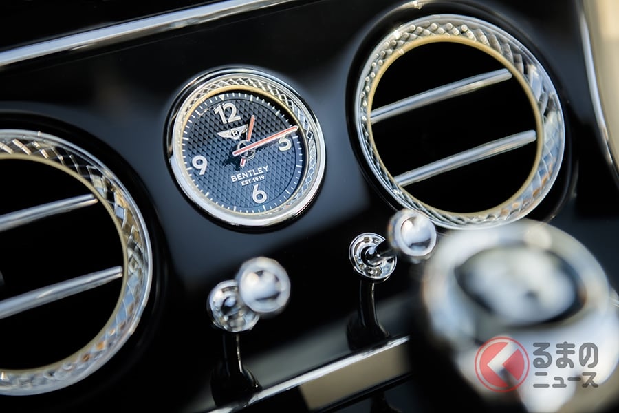 なぜ高級車にはアナログ時計が装着される ラグジュアリーカーと高級時計ブランドとの関係とは くるまのニュース