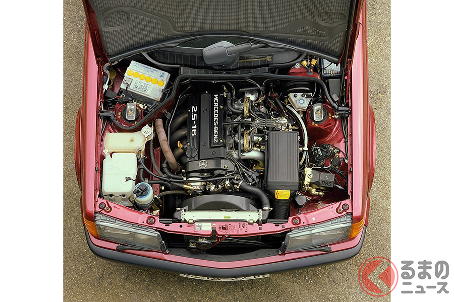 アリゲーター式にボンネットが開くと、エンジンルームに3方向からアクセスすることが可能となり、作業効率が上がる