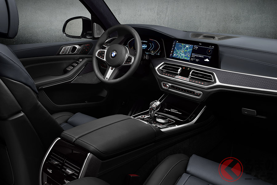 専用メリノ・レザー・ダッシュ・ボードの色は、ナイト・ブルーだ