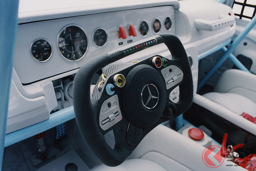 インテリアは、SUVらしさは一切残っておらず、レースからのインスピレーションでまとめられた