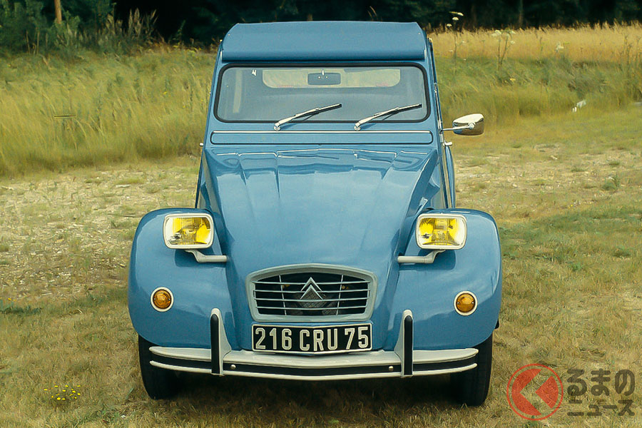 旧いフランス車には、イエローのヘッドライトがよく似合う