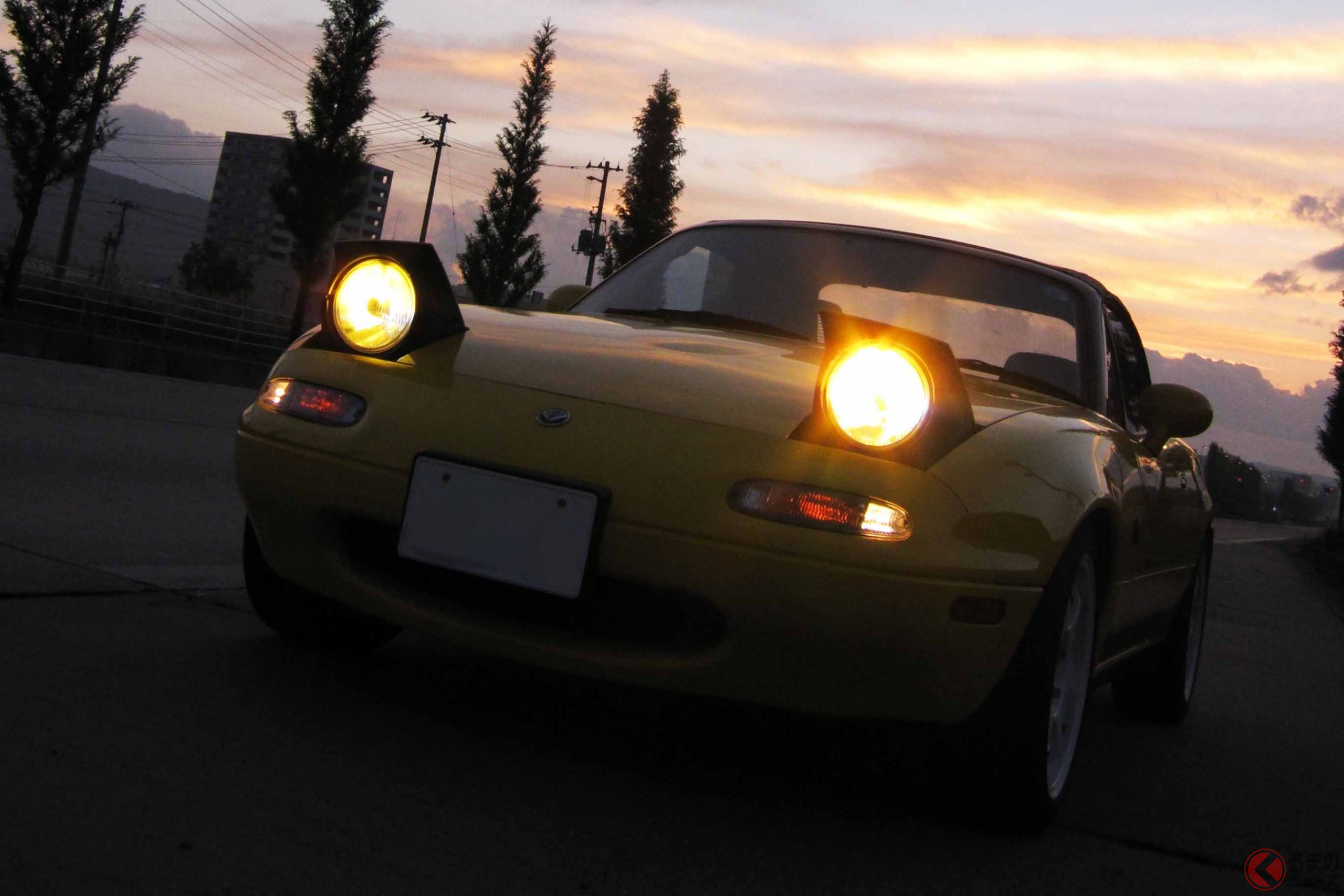 クルマのライトを点灯するイメージ