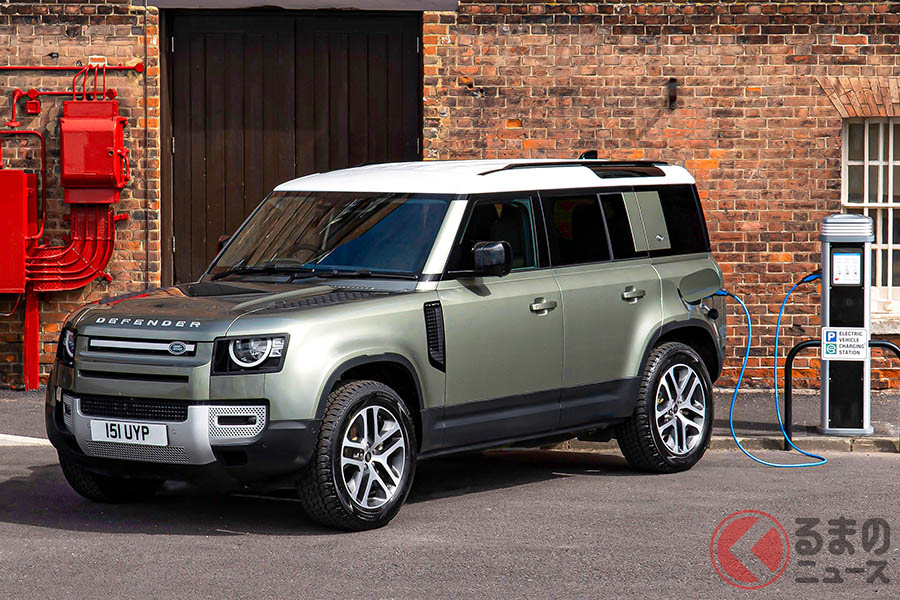 最高出力300psを発生する2リッター4気筒ガソリンエンジンと、19.2kWhのバッテリーを搭載した105kWの電気モーターの組み合わせた「ディフェンダーP400e」