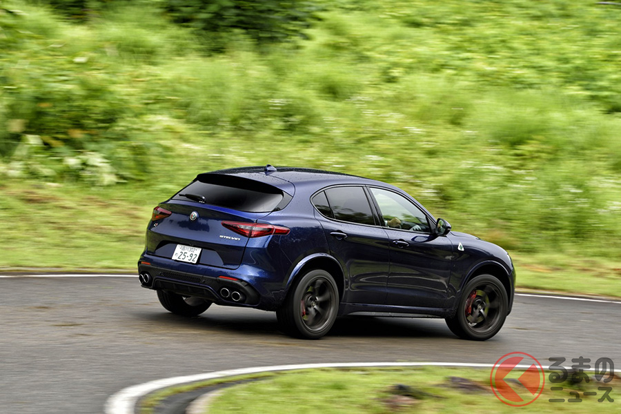 ワインディングロードに入って走行モードをダイナミックへ、そしてレースへと切り替えていくと、ステルヴィオ・クアドリフォリオはまったく別の貌を見せてくれる