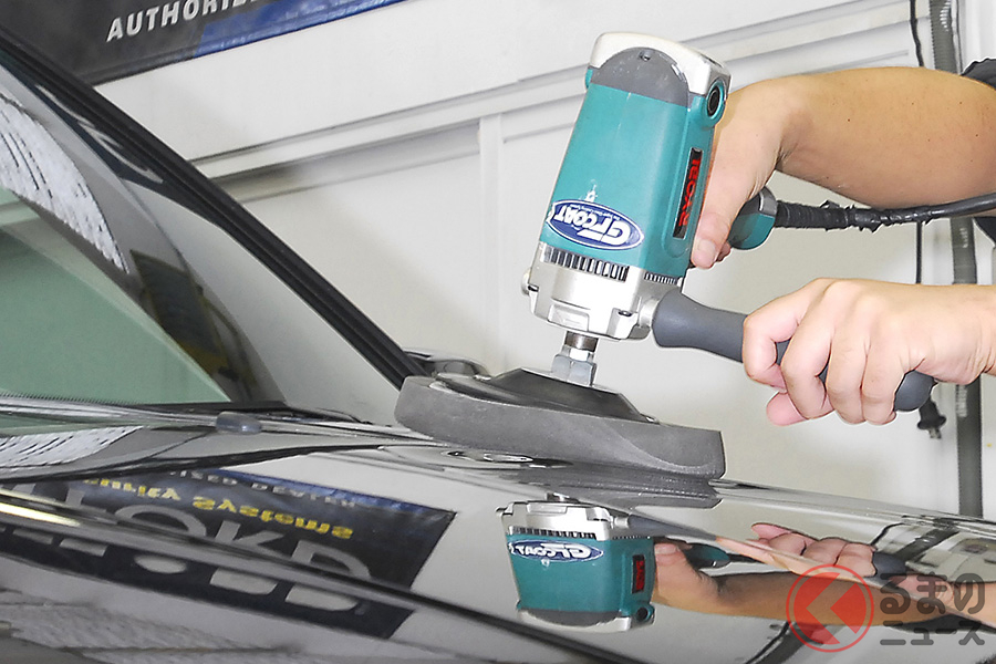 美しいボディの輝きを取り戻すためには、コーティングの前にポリッシャーによる下地作りが重要だ