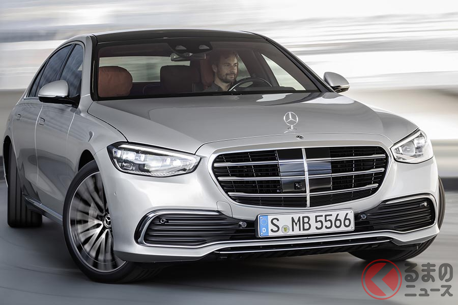 メルセデス・ベンツ新型「Sクラス」。リアアクスルステアリングでリアが逆位相で操舵されているのがわかる