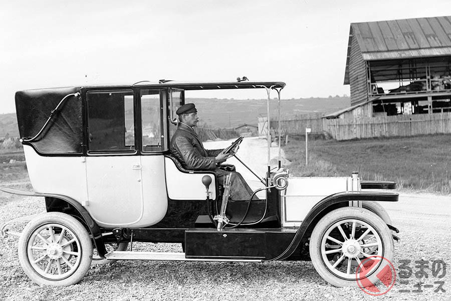 1909年登場した「メルセデス・ワゴン22/35ps」。運転席とキャビンが完全にセパレートされているのがわかる