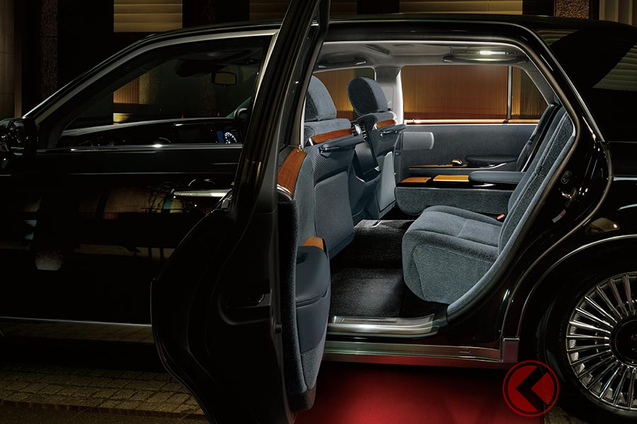 日本を代表する高級車、トヨタ「センチュリー」にもウールファブリック仕様を用意する