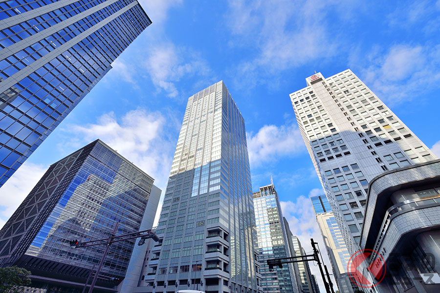 このような高層ビルが立ち並ぶ場所では、GPSのみの測位になるスマホナビだと自車位置を正確に把握するのが難しい