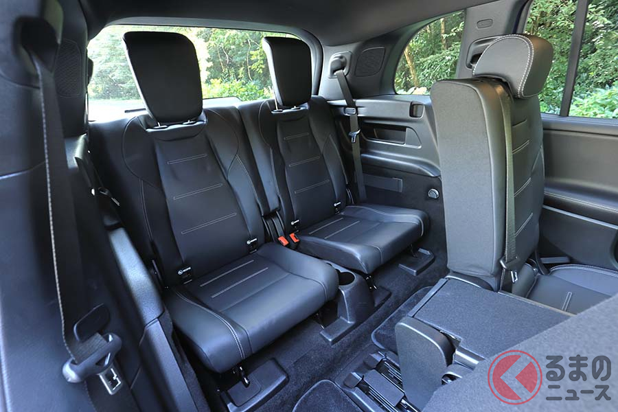 GLBの3列目シート。確かに着座姿勢は窮屈だが、それでも7人乗車できるのはGLBの大きなメリットだろう
