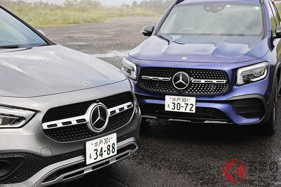 メルセデス・ベンツ新型「GLA」(写真左)とニューモデル「GLB」(右)。同じプラットフォームを用いた兄弟車だが、全体的な印象はかなり異なる