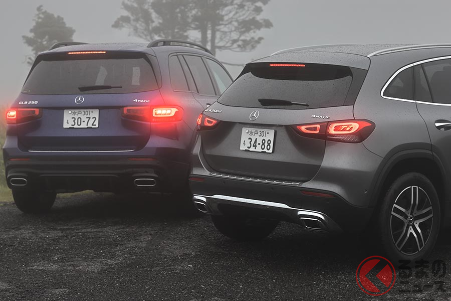 メルセデス・ベンツ新型「GLA」(写真右)とニューモデル「GLB」(左)