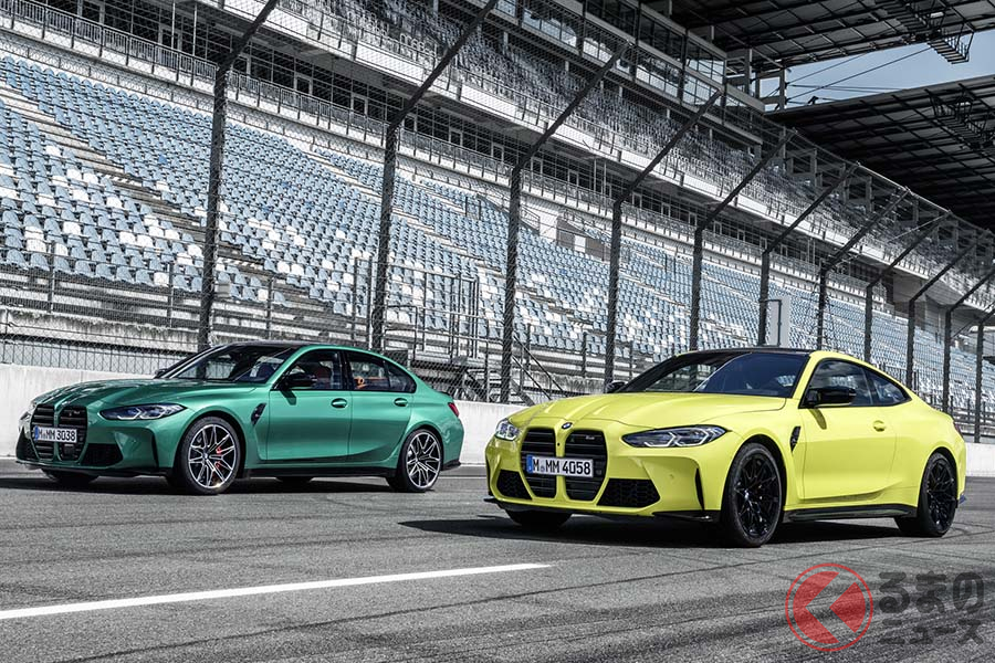 BMW新型「M3セダン コンペティション」(左)と新型「M4クーペ コンペティション」(右)