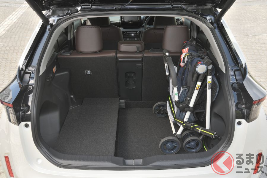 「ヤリスクロス」は6対4分割かつ上下2段可変可能な「アジャスタブルデッキボード」を採用