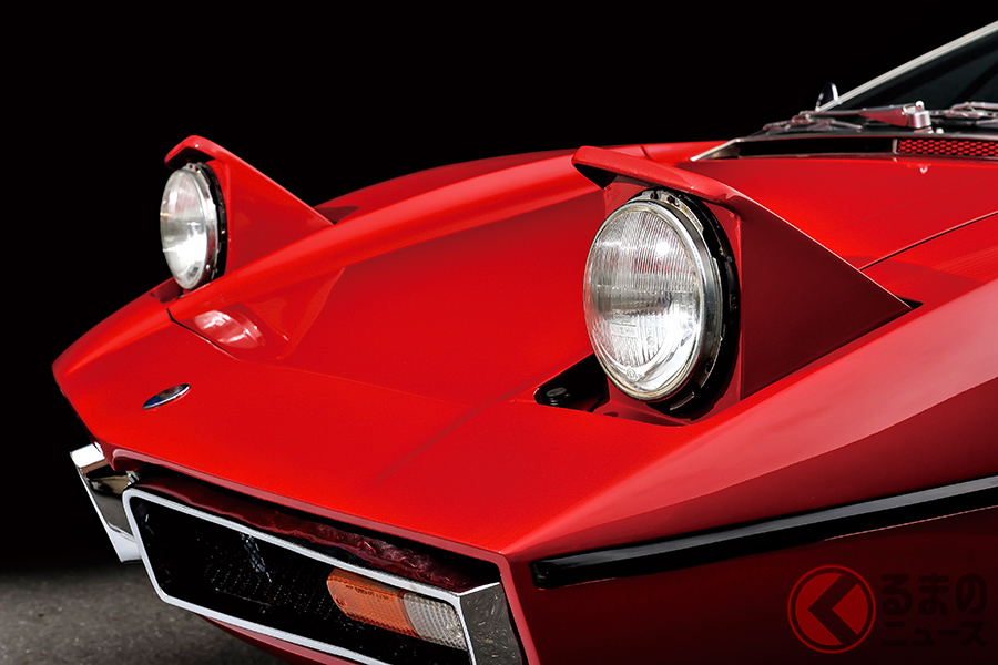 開発当時はシトロエン傘下であったこともあり、LHM(リキッド・ハイドロリック・ミネラル)とい言われる専用油圧システムを搭載。ブレーキサーボやシート高上下、ペダルの位置調整、リトラクタブルヘッドライトの開閉にこの油圧システムが用いられていた