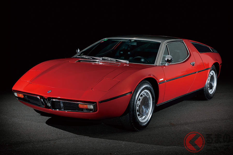 シャシは、モノコックに鋼管フレーム構造を採用。サスペンションは、マセラティとしては初のダブルウィッシュボーン方式