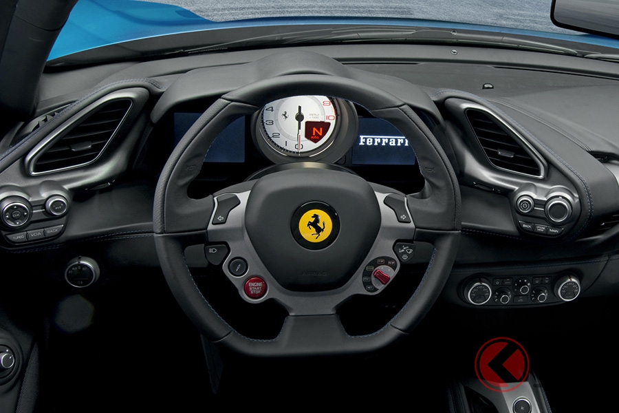 フェラーリのコックピットは、左右対称にスイッチ類が配されているのが特徴