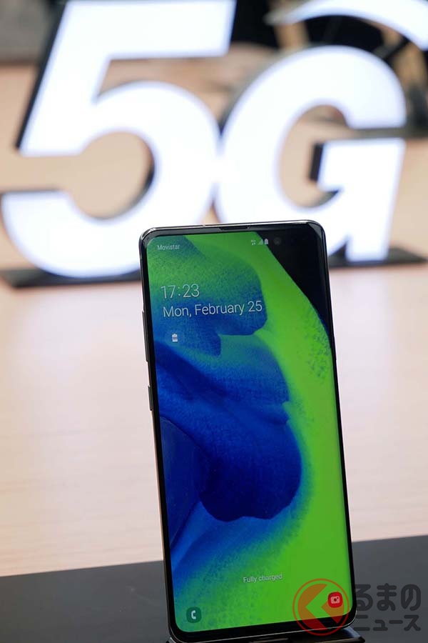2019年に開催されたMWC(モバイル・ワールド・コングレス)2019に、サムスンが出展した5G対応の「Galaxy S10 5G」。日本ではもっとも早く5G対応機として登場した