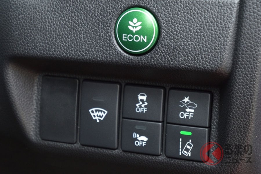 車のほぼ使わないボタンなぜ必要 逆に当たり前にあったスイッチが消える背景とは くるまのニュース