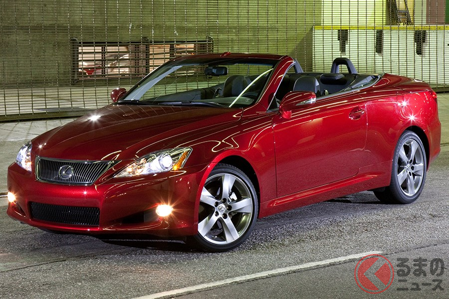 4ドアセダンから2ドアクーペカブリオレへ大胆に作り替えられた「IS C」(画像は北米仕様)