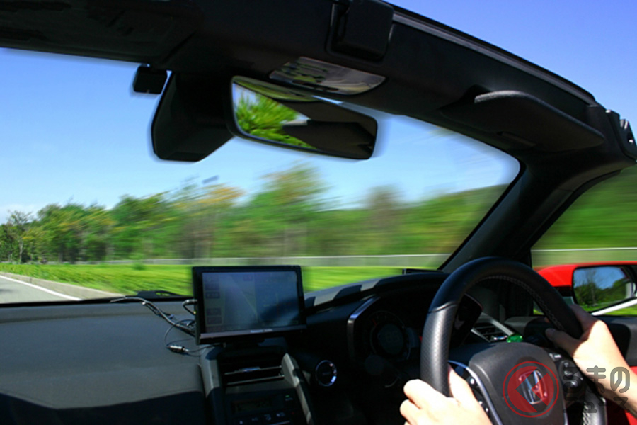 クルマで移動するイメージ