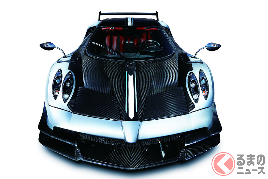 スーパースポーツやスーパーカーの世界では、モノコックだけでなくボディパネルすべてがCFRPであることが多い。クリアだけ塗装し、カーボンシートをそのまま見せるものも多い