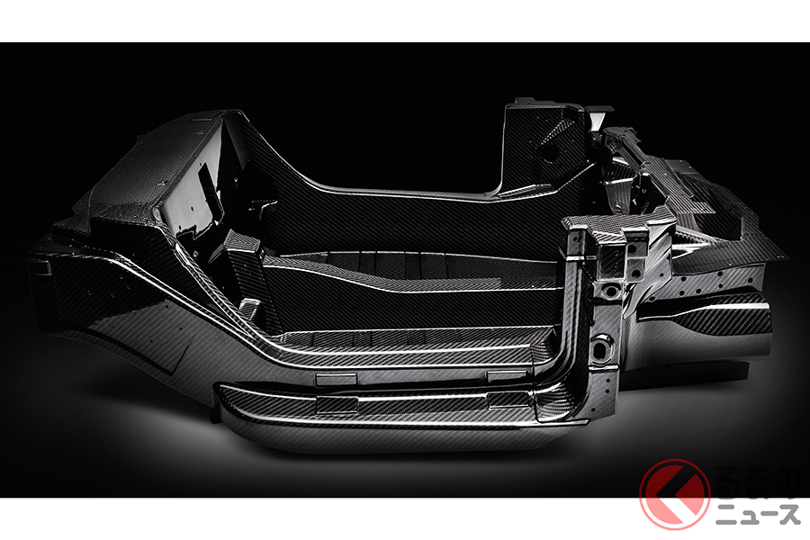 アルファロメオ「4C」のカーボンモノコック。4Cの場合は、約1000万円という車両価格はバーゲンプライスといわれた