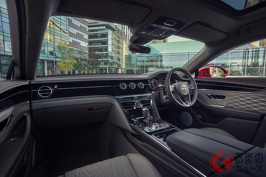 広々としたインテリア空間を演出するダッシュボードからドアへとなだらかに続くウッドパネル