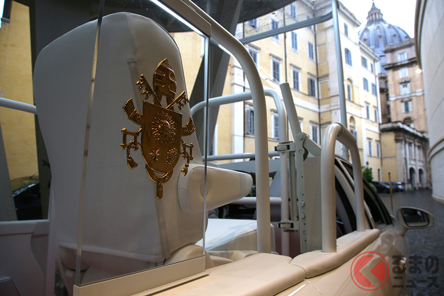 世界で2台のみ! トヨタ「ミライ」ベースの水素パパモビルをローマ教皇に寄贈