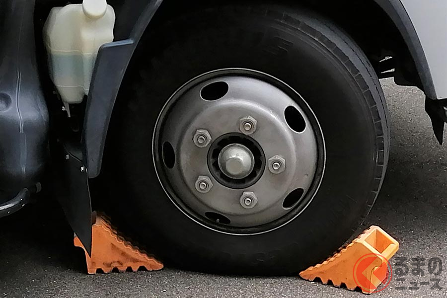 クルマが動かないようにタイヤ止めも有効