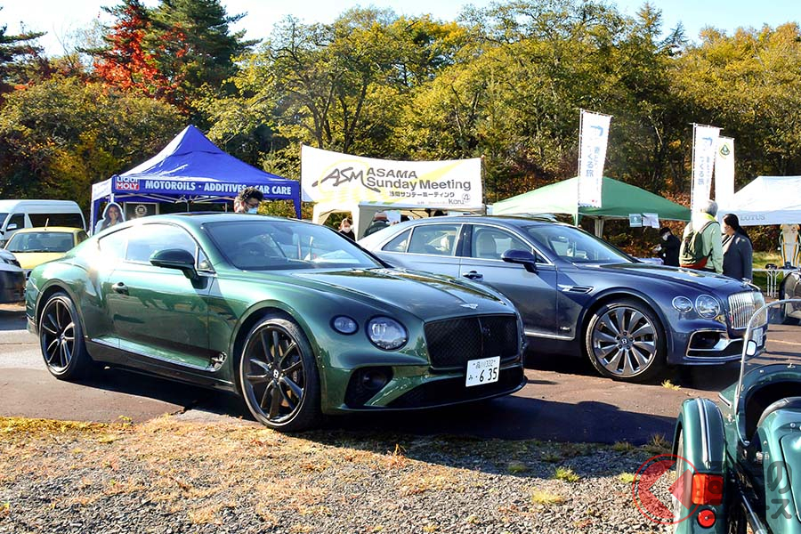 会場に到着した、2台の最新型ベントレー。左がコンチネンタルGTで、右はフライングスパーである