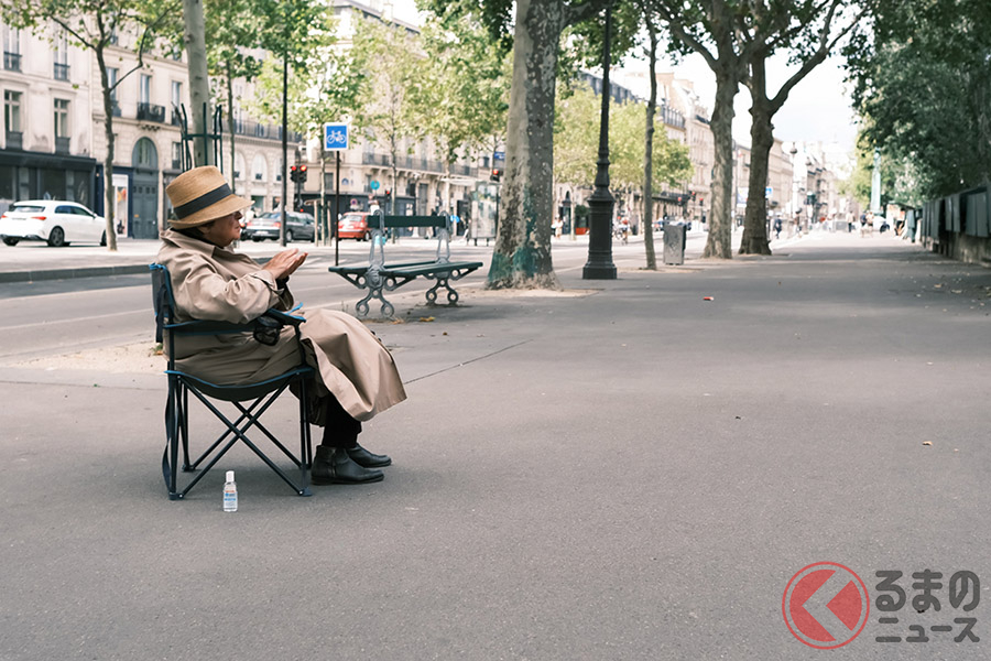 パリ市内もやはり人が少なかったです。セーヌ川沿いの道に佇むこちらのマダム。足元には消毒用のジェルが……