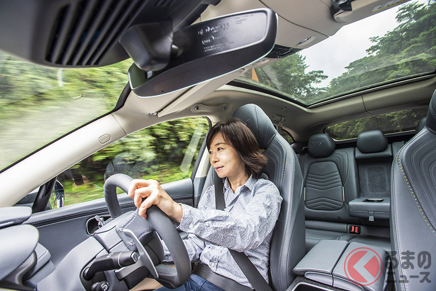 ハンドリングは良い意味で車体の重量感を正しく伝えながら、軽快感を伴って走るフィーリングは想像を超えていたと語る飯田裕子さん