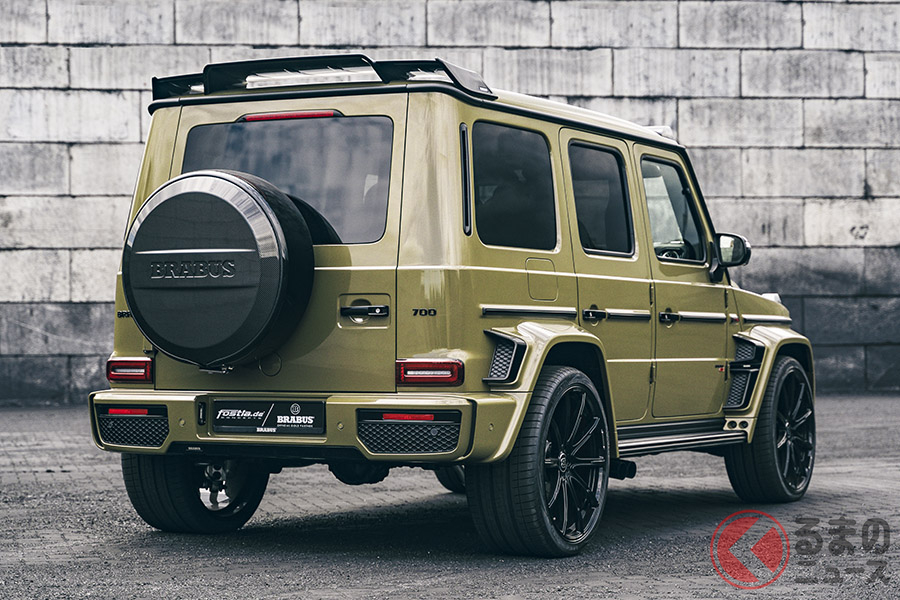 ブラバスのリアスポイラーとカーボン・スペアホイールカバーが存在感を高めている