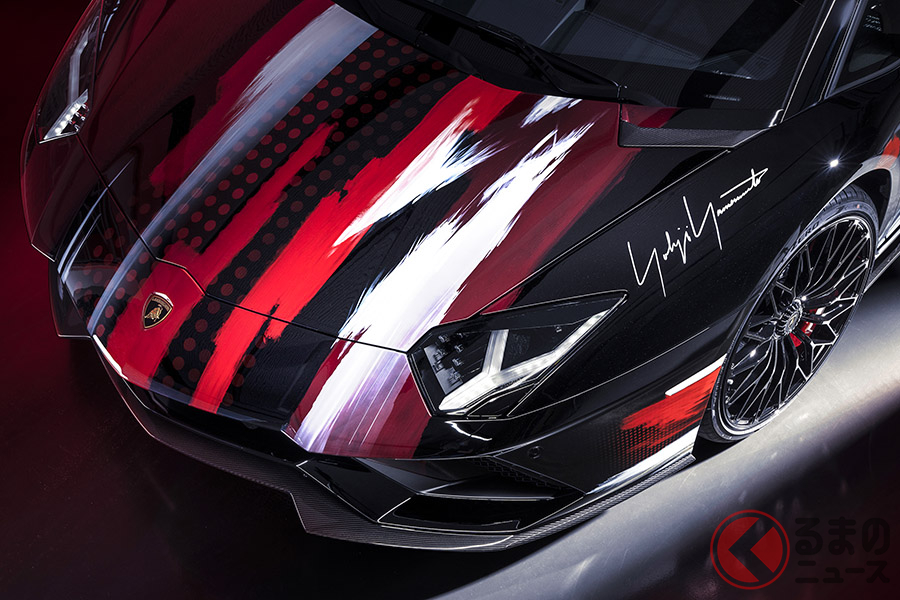 アヴェンタドールSの左フロントフェンダーに、山本耀司のサイン