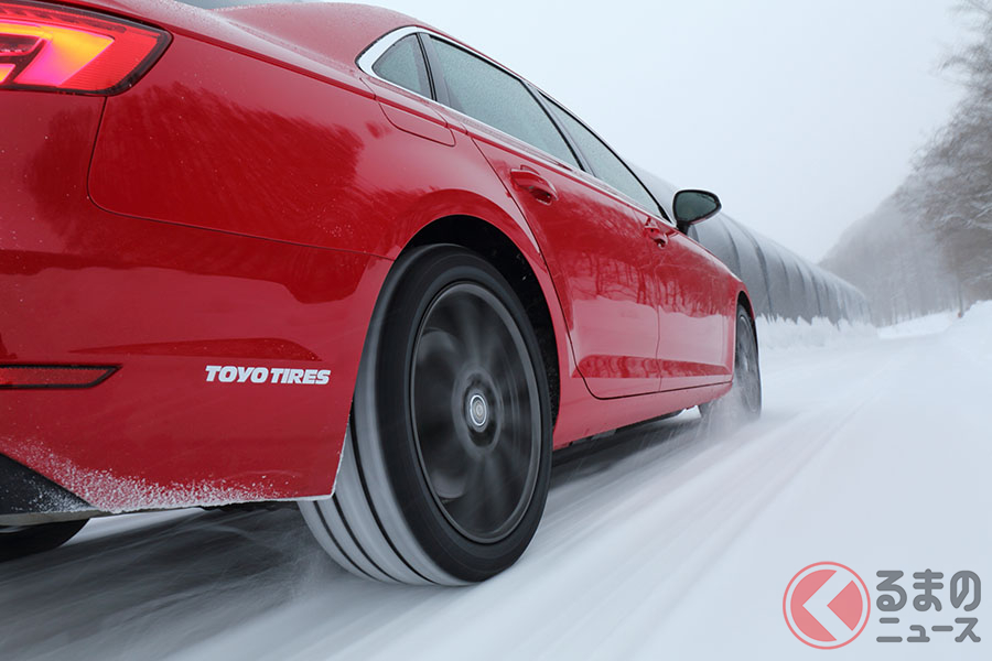 TOYO TIRESの新スタッドレスタイヤ「オブザーブGIZ2(ギズツー)」の走行シーン