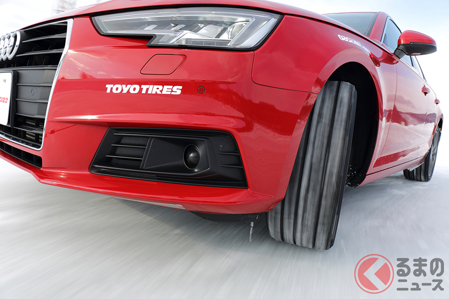 TOYO TIRESの新スタッドレスタイヤ「オブザーブGIZ2(ギズツー)」の走行シーン