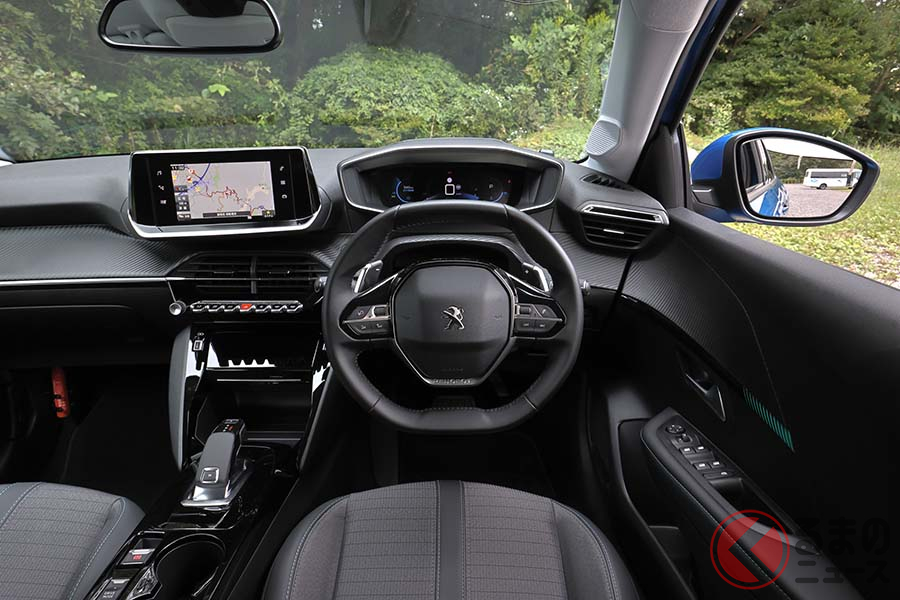 プジョー新型「208」のインパネ。ハンドルは小径かつ異型タイプ
