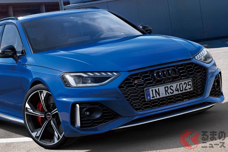 世界限定車「RS4アバント RS 25 years」。日本では各35台限定となる。ボディカラーはノガロブルー・パールエフェクト