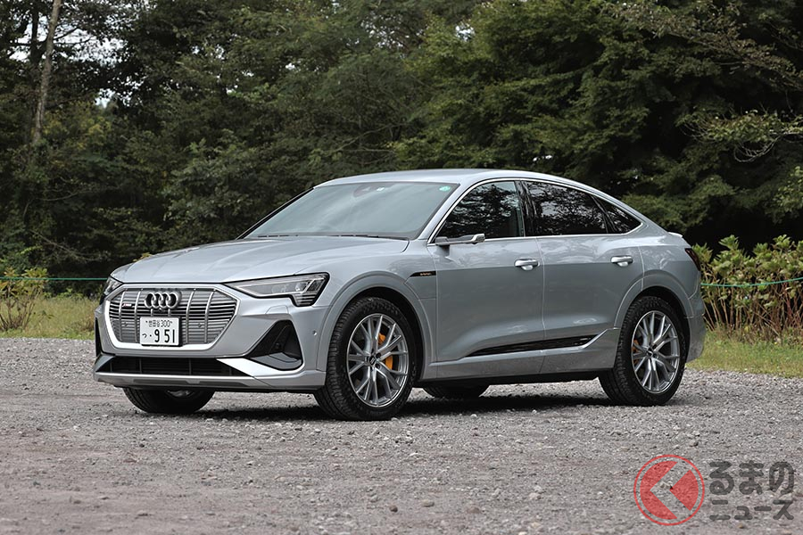 アウディ「e-tronスポーツバック」。スポーツバックらしくリアが傾斜する4ドアクーペSUVスタイル