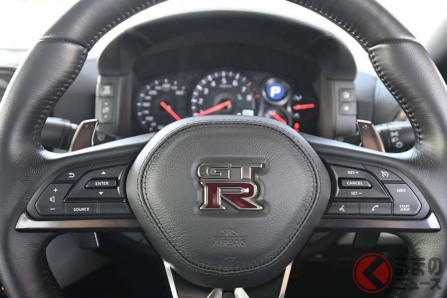 2020年式 日産「GT-R NISMO」のパドルシフトはステアリング側に装着されるタイプ。GT-Rは、2017年式からパドルシフトがコラム側からステアリング側に変更された