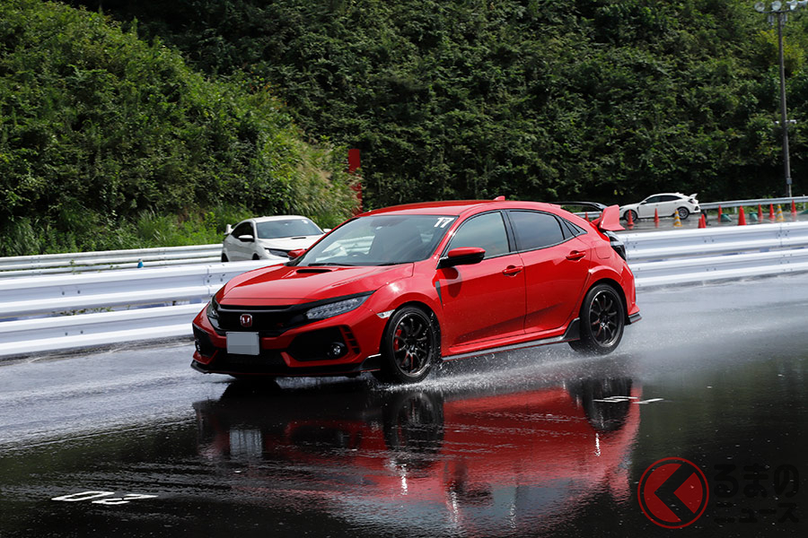 散水により路面のミュー(摩擦係数)を変化させ、荷重移動の大切さとスピードコントロールの重要さを学ぶ