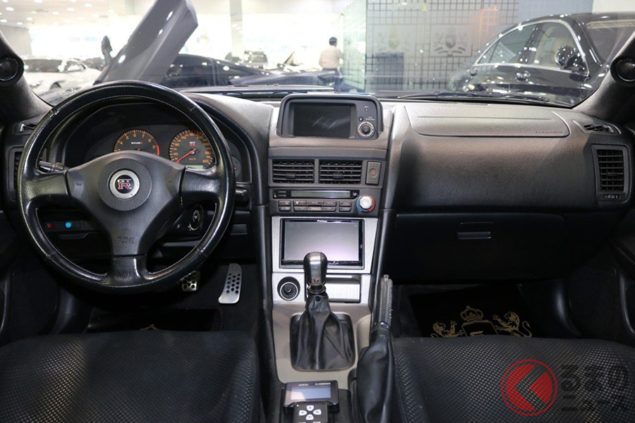 最初から左ハンドル仕様と思えるほどの仕上がりを見せている(Copyright c JamesEdition.com)