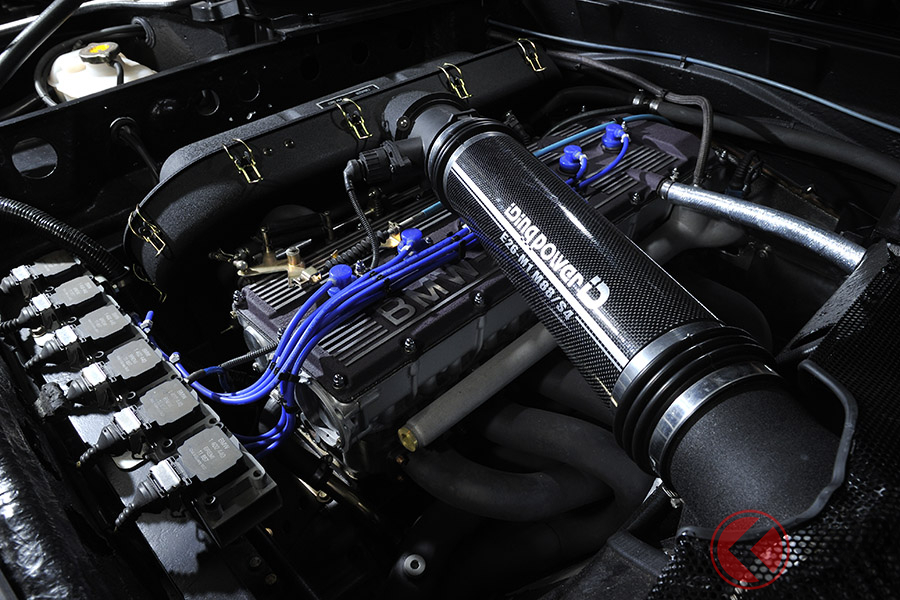 クーゲルフィッシャー燃料噴射の代わりに電子制御燃料噴射に変更し、排気量をアップするなどして、最高出力は277psから376psへとアップ