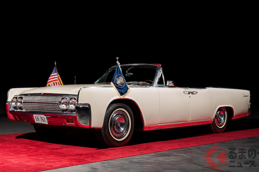 1963年11月22日の朝、ケネディ大統領とジャクリーン夫人が、カーズウェル空軍基地に向かった際に搭乗したリンカーン・コンチネンタル・コンバーチブル