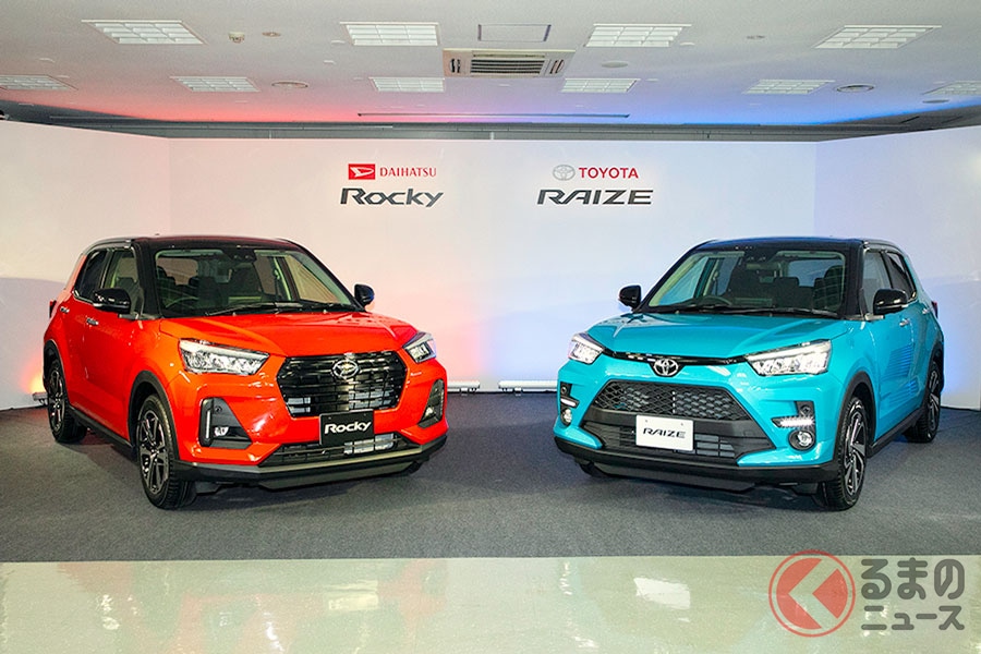 ダイハツ新型「ロッキー」（写真左）とトヨタ新型「ライズ」（写真右）