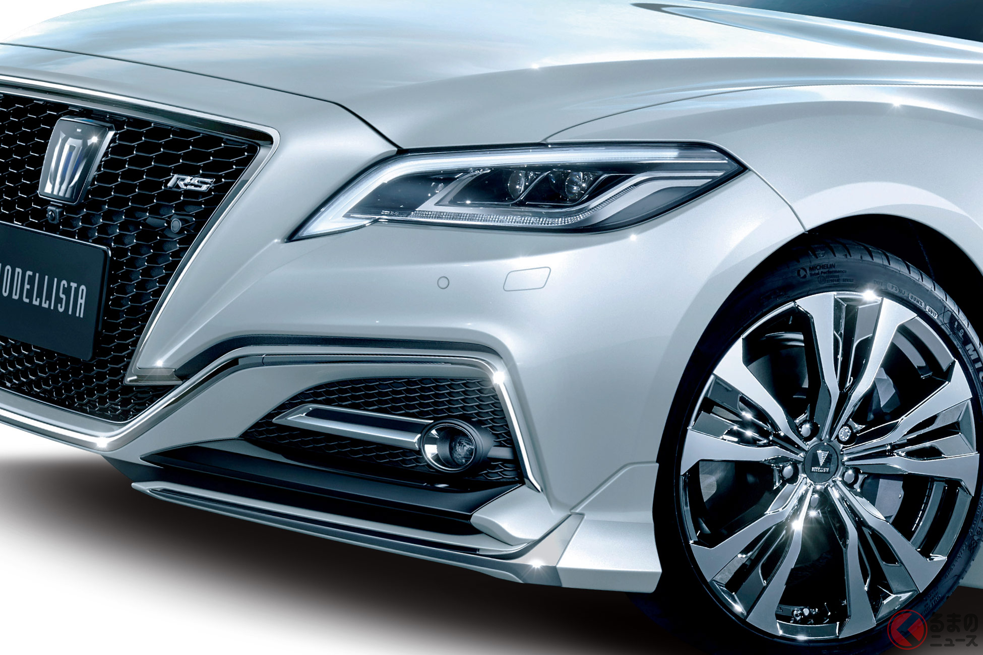 漆黒メッキ”がフラッグシップセダンにふさわしい存在感を与える「RS」ボディ用