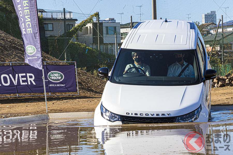 水深90cmの池を走行できる特設コースを備えているディーラーは、「ジャガー・ランドローバー柏」ぐらいしかない