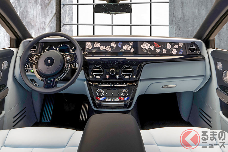 ロールス・ロイス「ファントム」のコックピット。ショーファードリブンとして使うなら、左ハンドルが便利だ