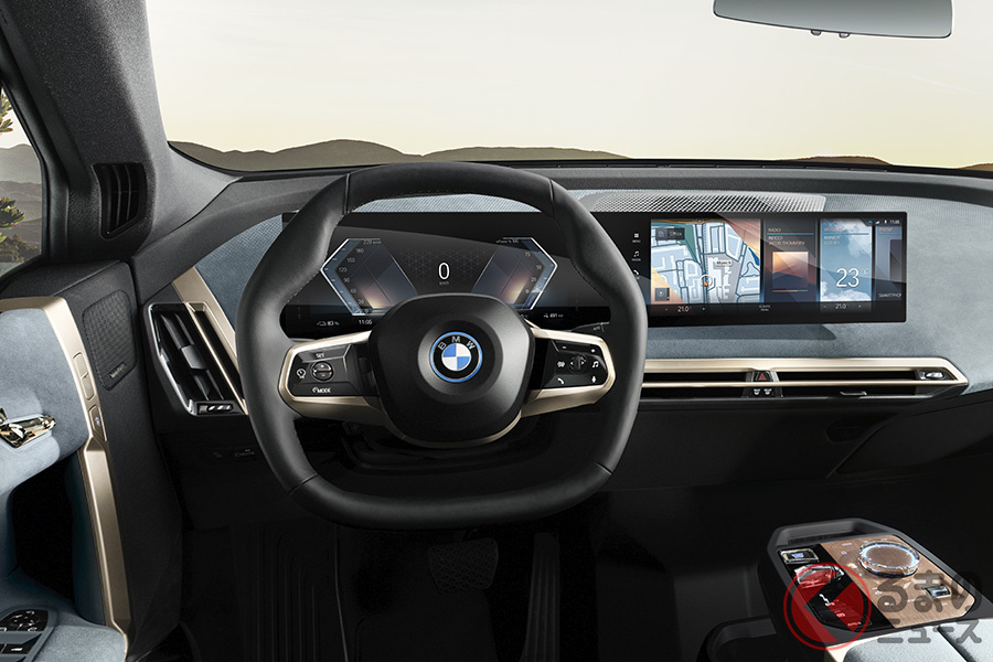 「BMW iX」は、BMWグループで六角形のステアリング・ホイールを装備した初の量産車となる